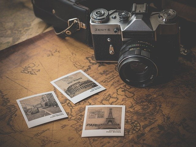 Vintage travel camera with photos Image by Dariusz Sankowski from Pixabay 