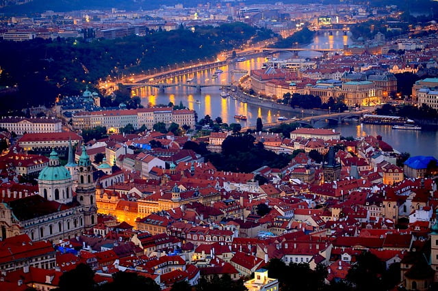 Prague by night high vantage point view Image by 歌 高 from Pixabay