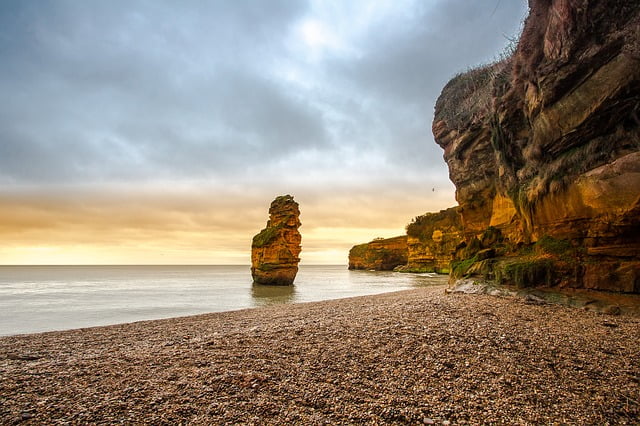 Devon rocky coastal beach views Image by Roman Grac from Pixabay