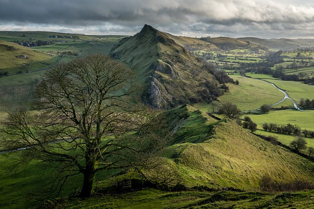 Peak district hillside views by pixabay user TimHill 
