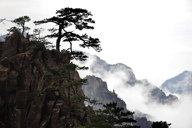 Mountaneous nature in China by pixabay user pcsfish