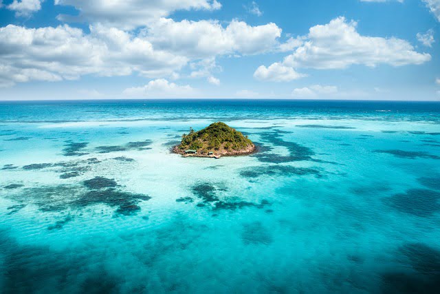 Caribbean tropical island with turquoise waters Image by Darren Lawrence from Pixabay 