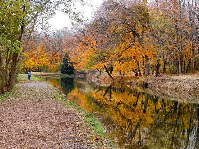 Canal in Pennsylvania during autumn by pixabay user 12019