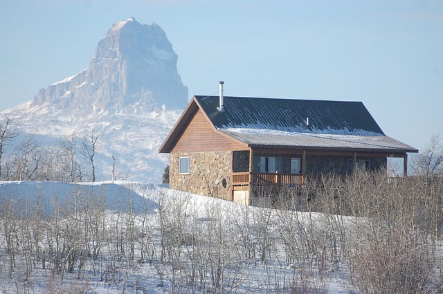 Cabin in Montana with snowcapped winter views of mountains by pixabay user FlyGirlsMedia