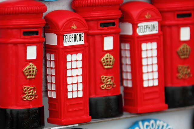 British telephone booth souvenirs Image by PublicDomainPictures from Pixabay 
