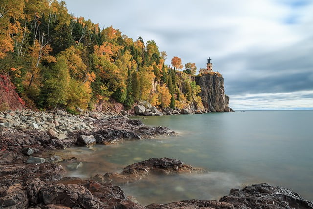 Minnesota coastline autumn colours Image by Lasse Holst Hansen from Pixabay 