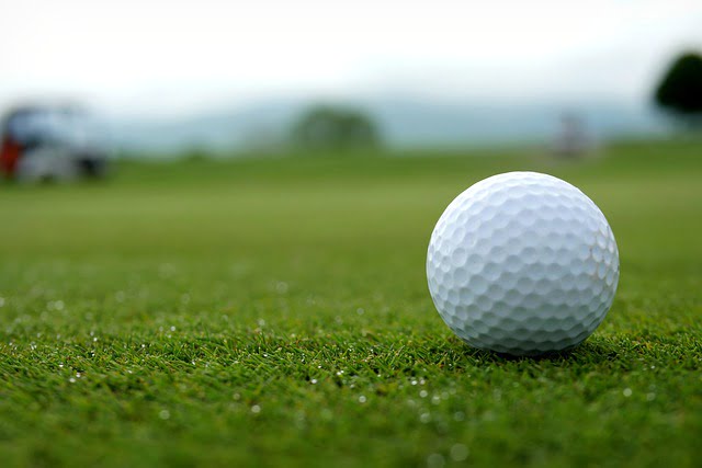 Golf ball on the golf course Image by Jill Rose from Pixabay 