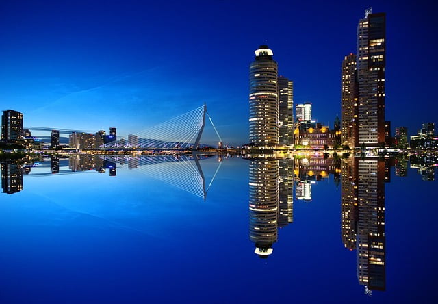 Rotterdam scenic views reflected on the water Image by Markus Christ from Pixabay 