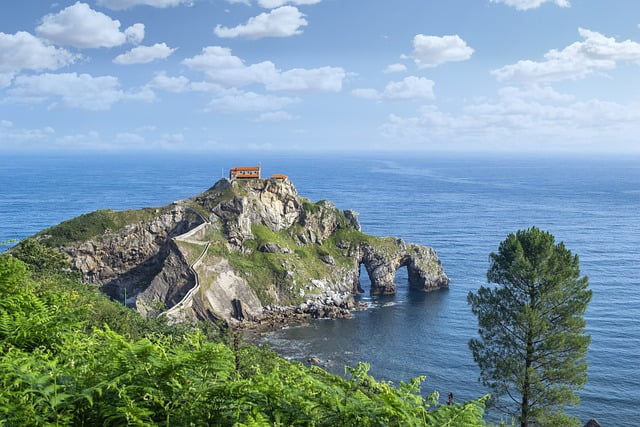 Bilbao cliff views overlooking the water Image by ELG21 from Pixabay 