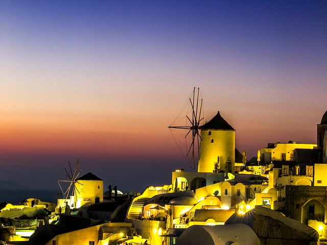 Santorini Sunset Colours in the evening Image by Santiago Castellanos from Pixabay 