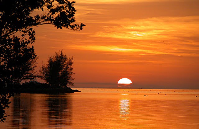 Key West sunset over the water in Florida Image by Paul Brennan from Pixabay 