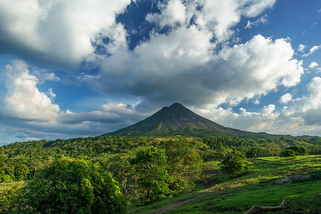 Costa Rica volcano with lush greenery Image by Frank Ravizza from Pixabay 