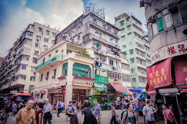 Hong Kong busy afternoon market scene Image by GormaKuma from Pixabay 