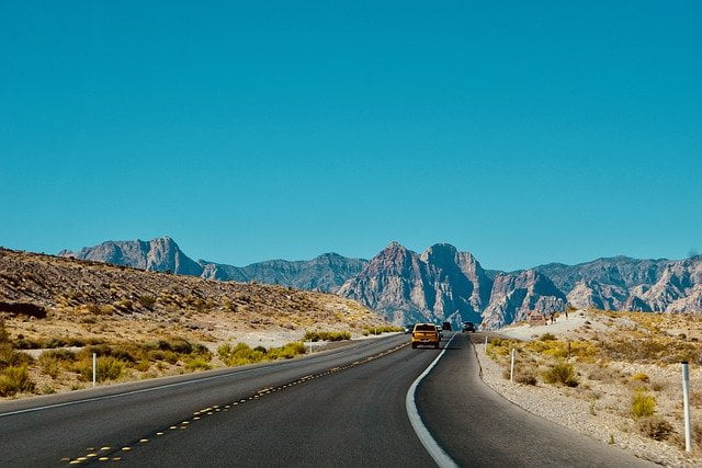 Utah road trip with scenic views Image by artparta from Pixabay