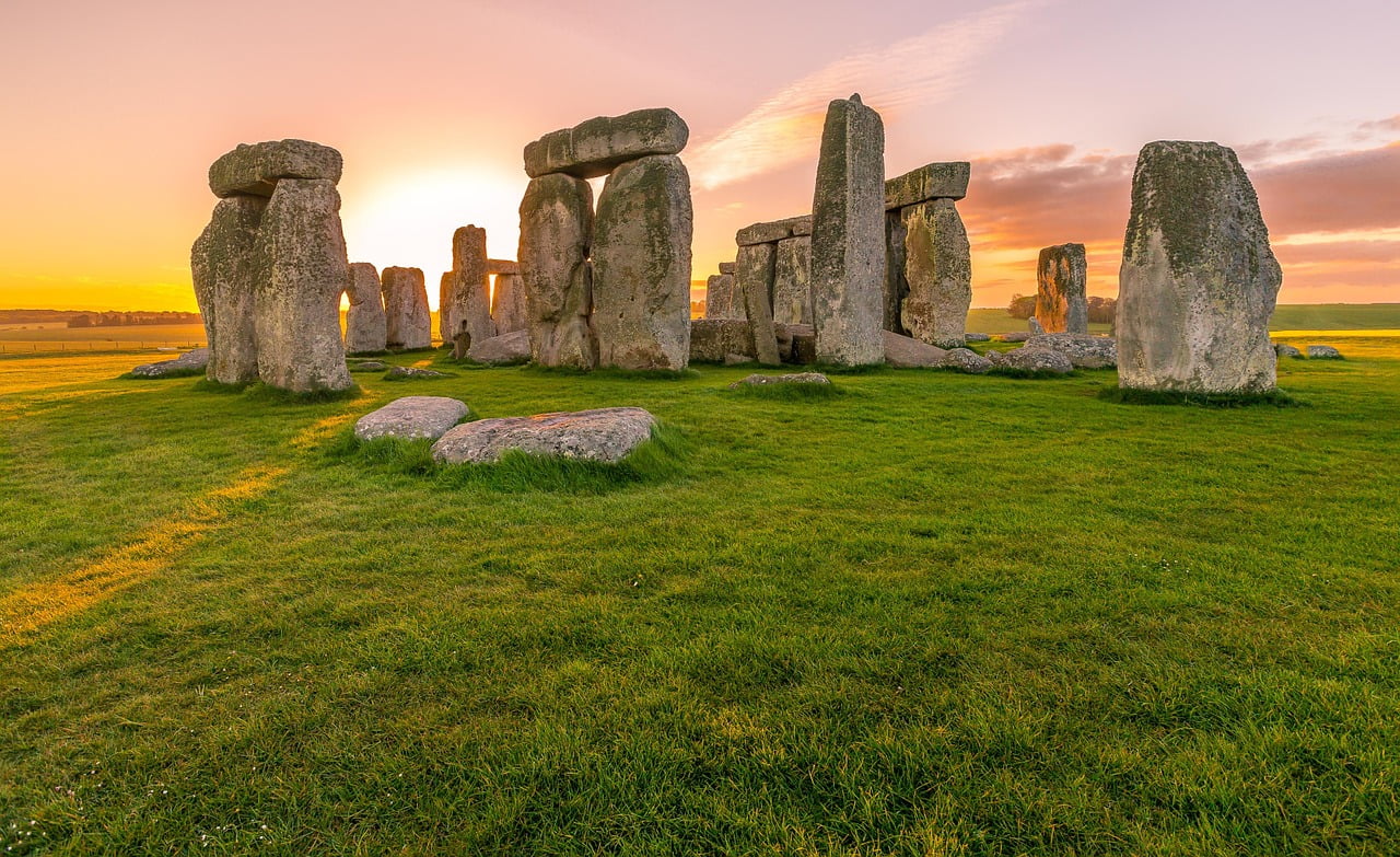 Stonehenge sunrise views by pixabay user Freesally