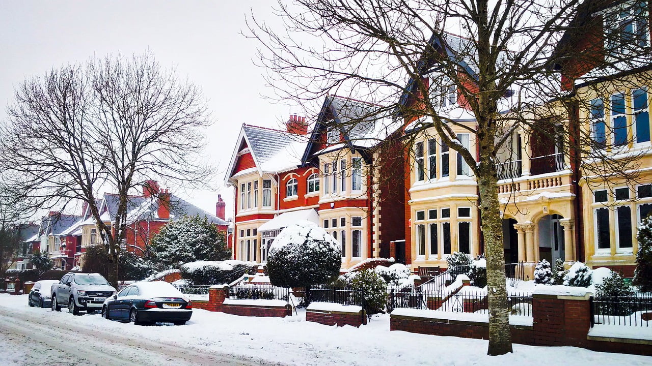 Cardiff winter scene with snow covering cars in the neighbourhood by pixabay user groovelanddesigns
