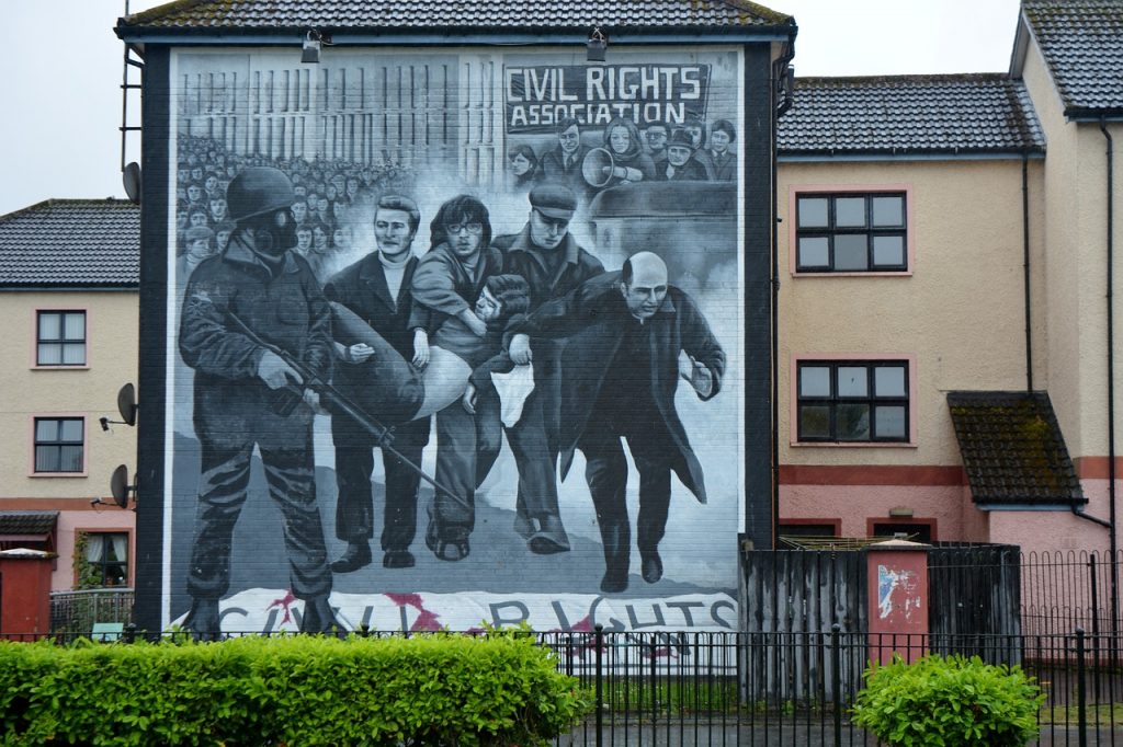 Derry graffiti and architecture in Northern Ireland by Pixabay user fsHH