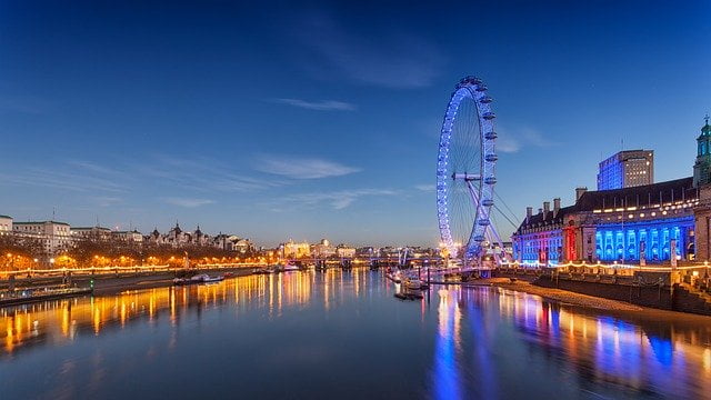 Magnificent view of the London Eye at dusk